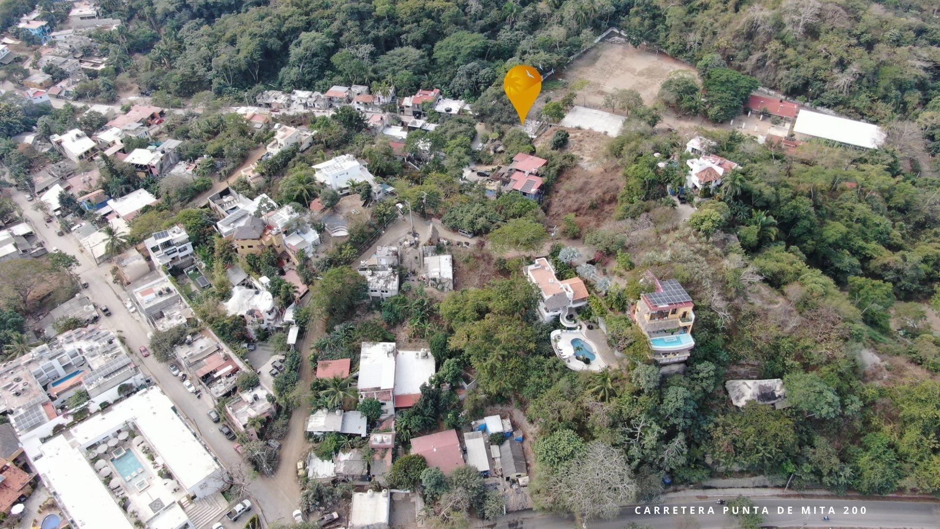 Investment property in Avestruces Sayulita with apartments and land.