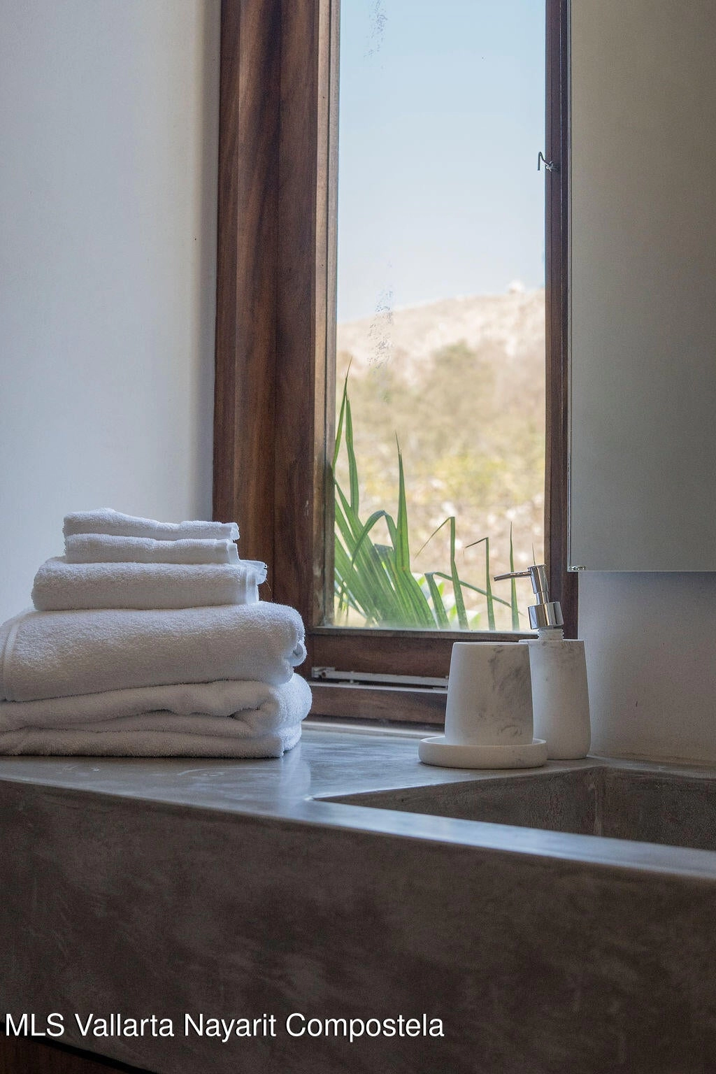CASA-BAJA-CHIRIPA-BATHROOM-DETAIL