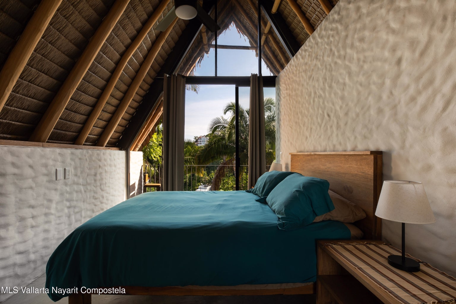 Condominio de 2 recámaras en venta en Sayulita, México, con vista al mar y techo de palapa