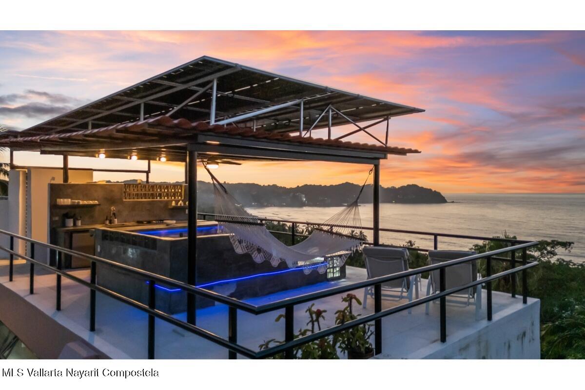 Villa moderna de lujo en Sayulita con vistas panorámicas al Océano Pacífico y arquitectura contemporánea.