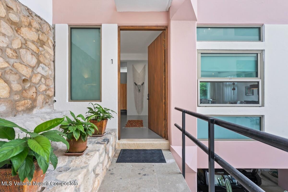 Villa moderna de lujo en Sayulita con vistas panorámicas al Océano Pacífico y arquitectura contemporánea.