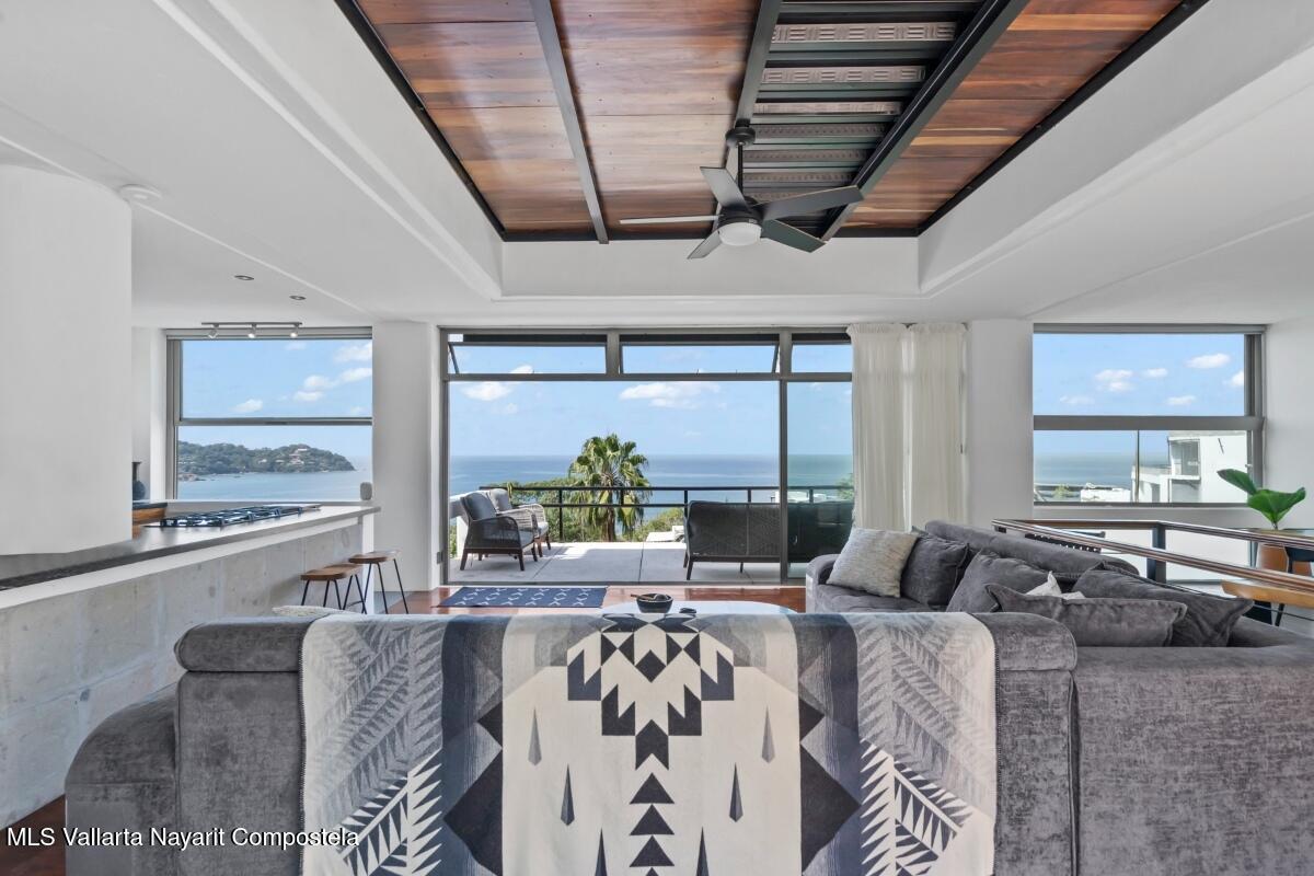 Villa moderna de lujo en Sayulita con vistas panorámicas al Océano Pacífico y arquitectura contemporánea.