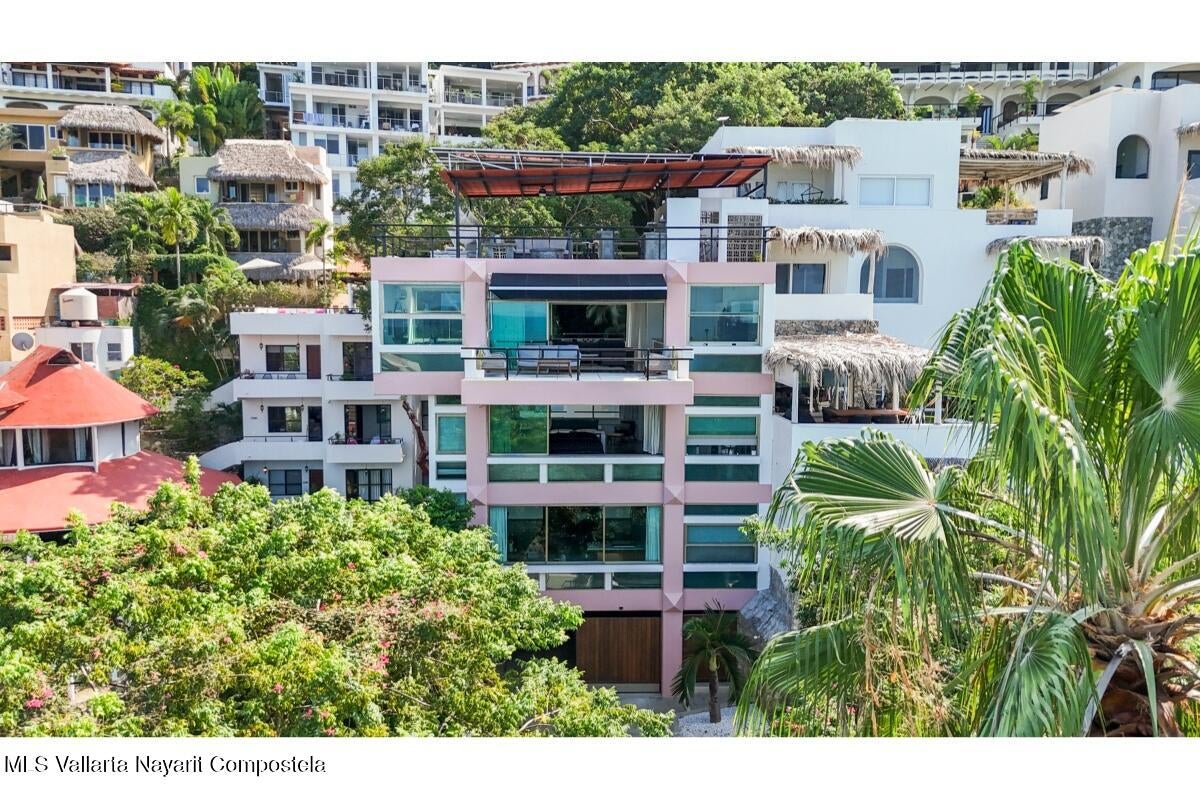 Villa moderna de lujo en Sayulita con vistas panorámicas al Océano Pacífico y arquitectura contemporánea.