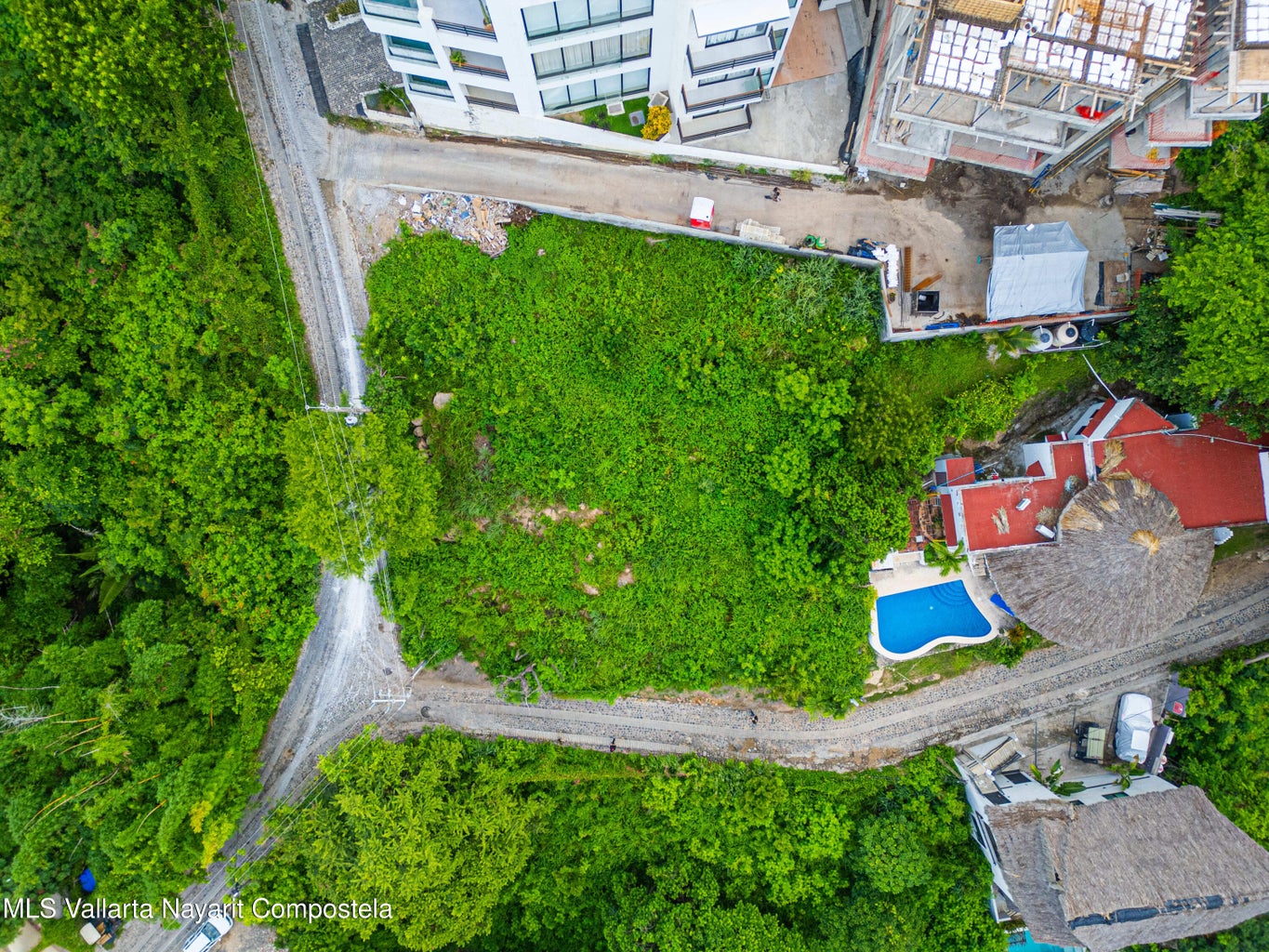 Terreno con vista al mar en venta en el exclusivo vecindario Nanzal de Sayulita.
