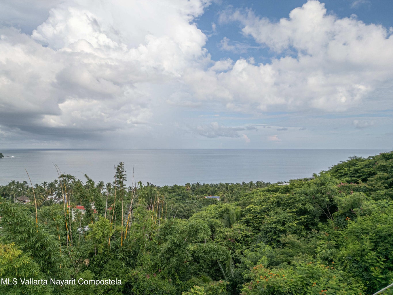 Terreno con vista al mar en venta en el exclusivo vecindario Nanzal de Sayulita.
