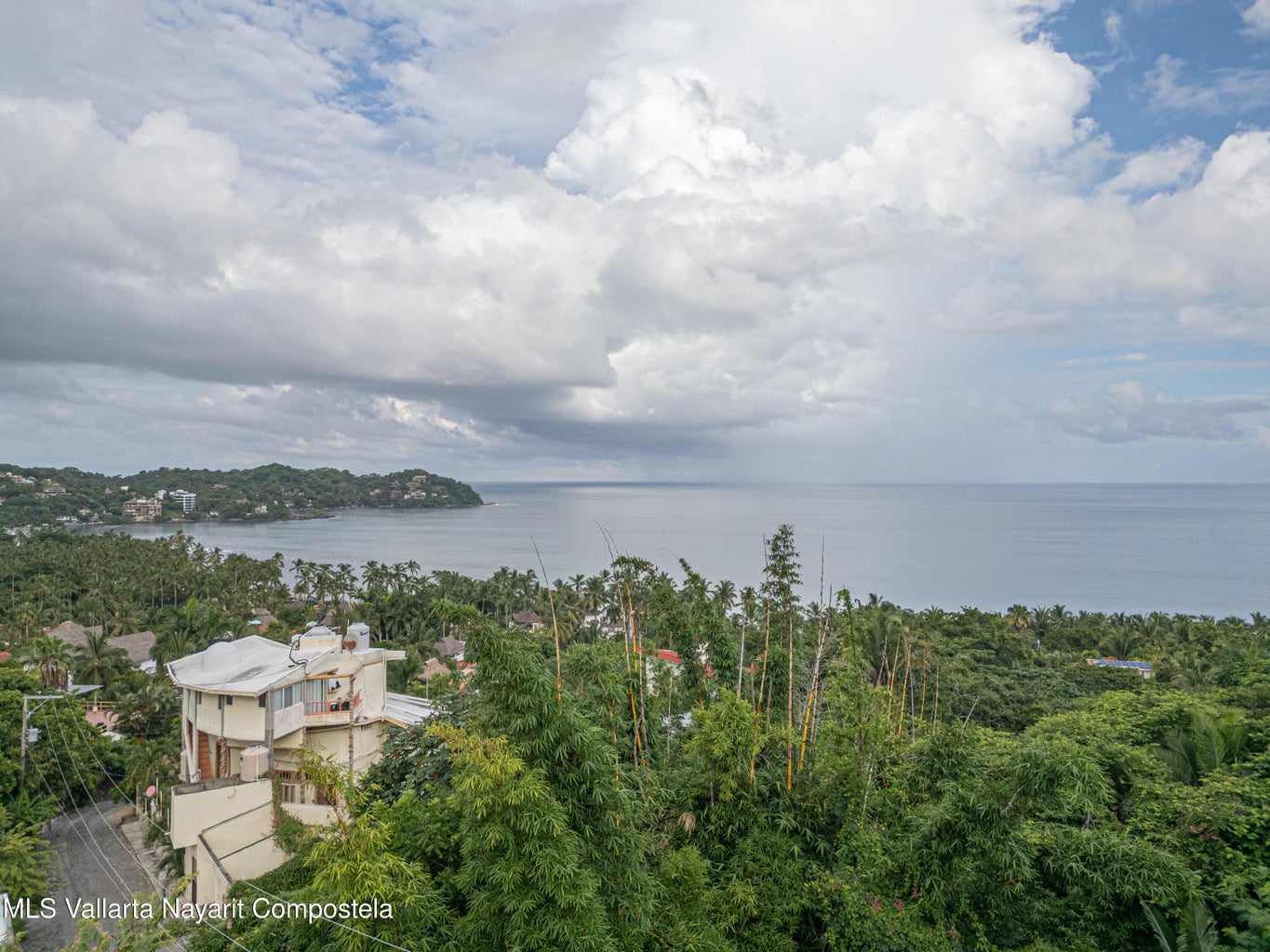 Terreno con vista al mar en venta en el exclusivo vecindario Nanzal de Sayulita.