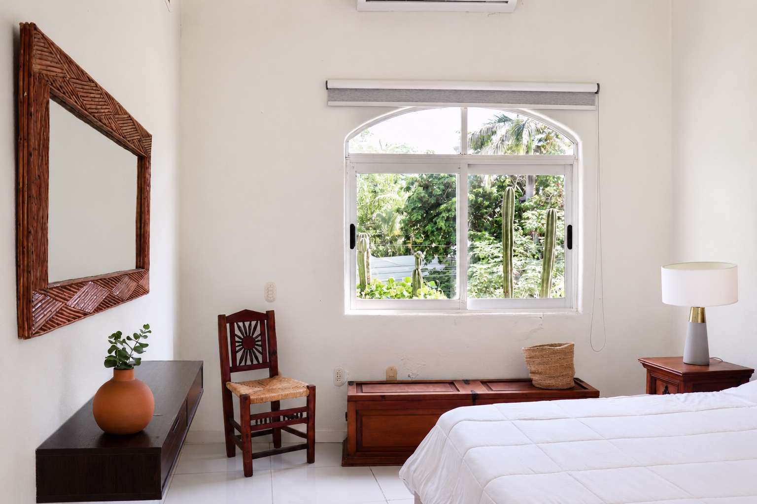 Primary bedroom with king-size bed at Casa Nichos