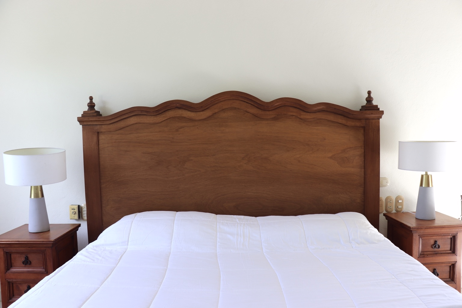 Primary bedroom with king-size bed at Casa Nichos