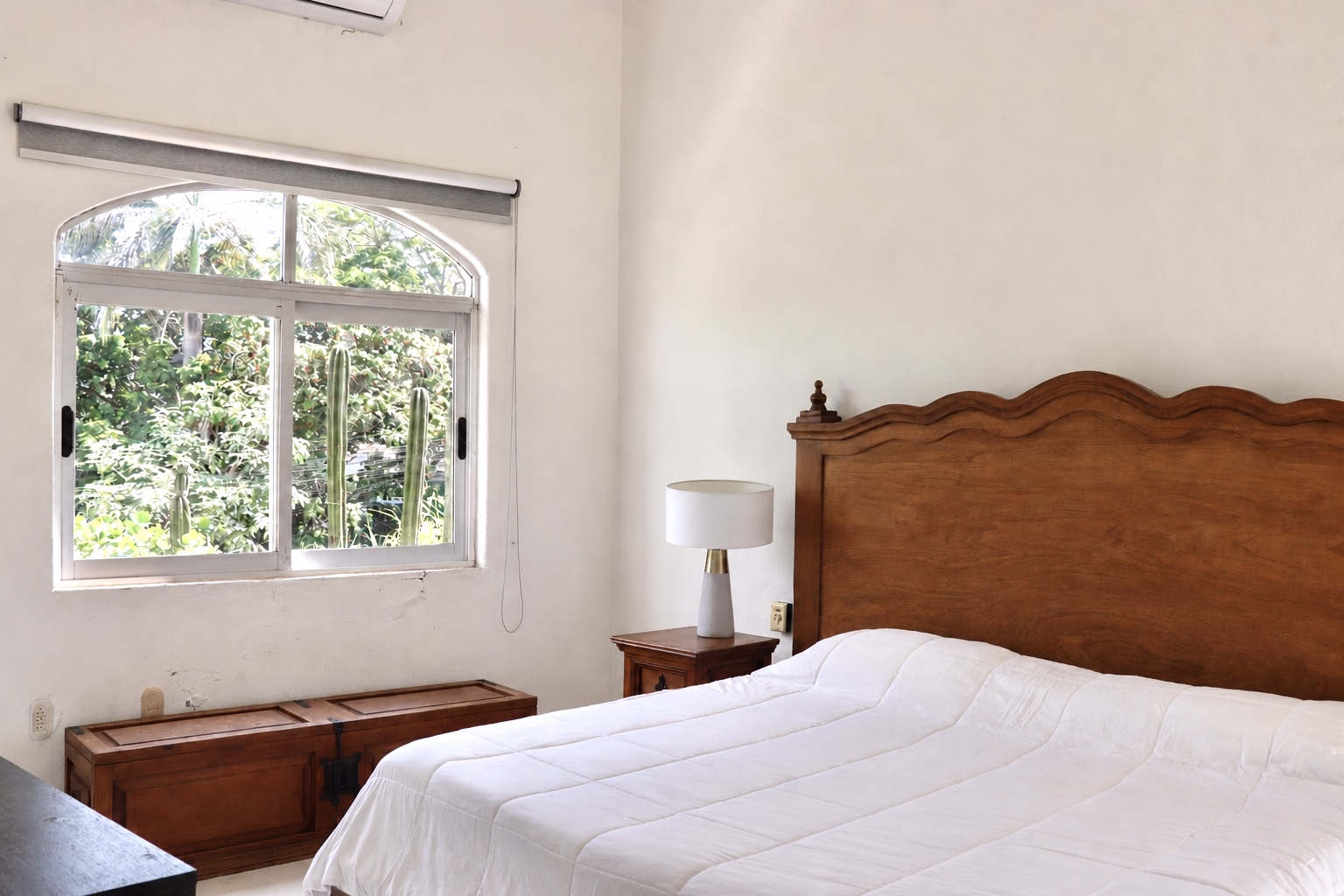 Primary bedroom with king-size bed at Casa Nichos