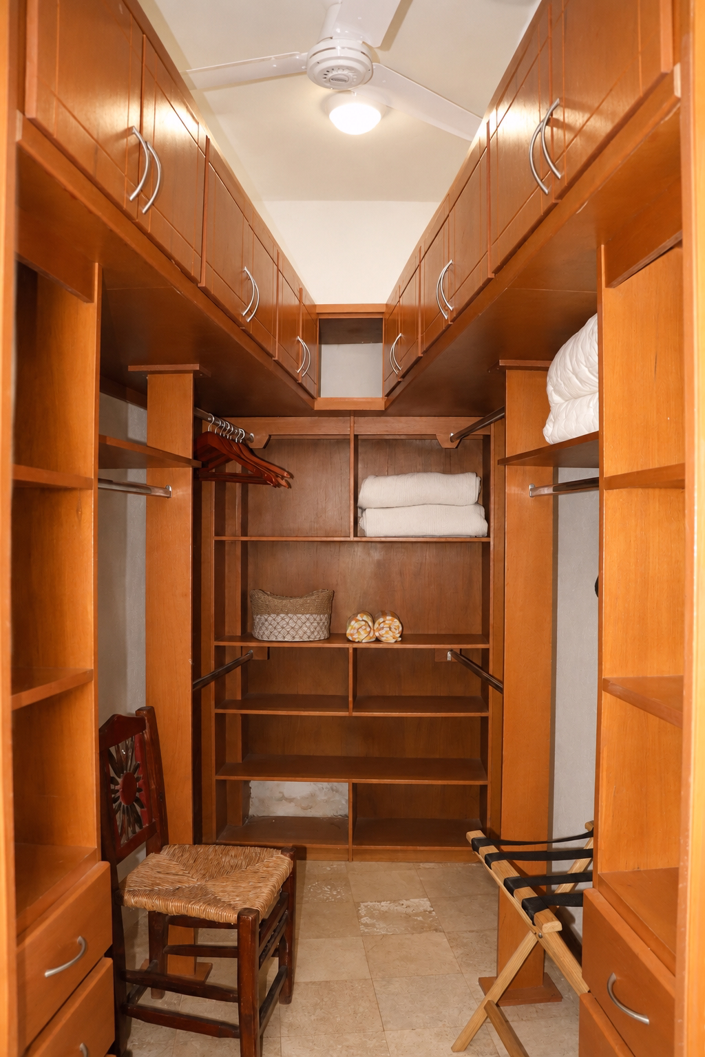 Primary bedroom with king-size bed at Casa Nichos